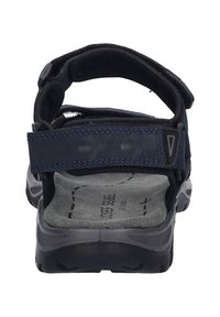 Czarne sandały z teksturowaną wkładką, regulowanymi paskami i wytrzymałą gumową podeszwą. Design jest sportowy, z naciskiem na komfort.