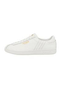 Sneakers de cuero blanco con un diseño de corte bajo, que presentan una superficie texturizada, tres franjas grabadas y la marca dorada 'PATRICK MONACO'.
