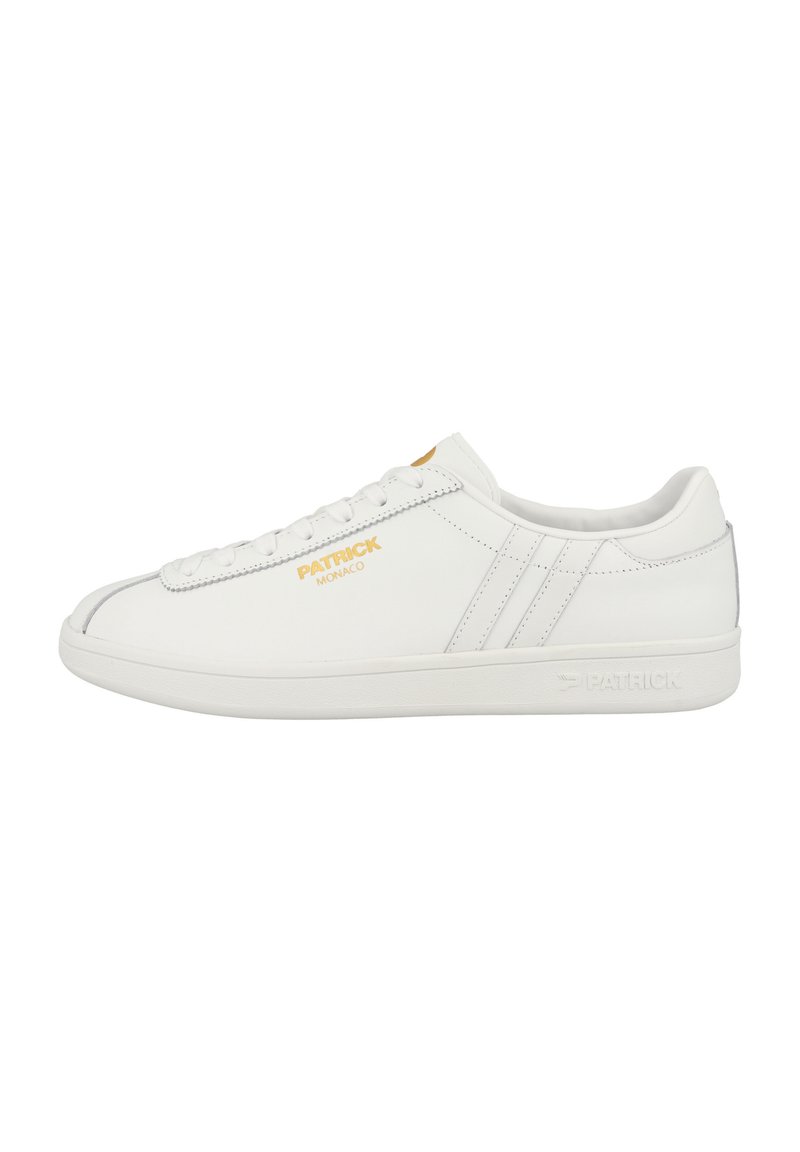 Sneakers de cuero blanco con un diseño de corte bajo, que presentan una superficie texturizada, tres franjas grabadas y la marca dorada 'PATRICK MONACO'.