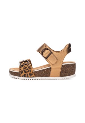 Keilabsätze mit einem braunen, metallischen Obermaterial, Leopardenmuster-Akzenten, verstellbarem Riemen und korkähnlicher Textur auf der Sohle. Weiße Zahnsohlensohle.