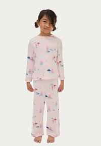 Rosa gerippte Schlafanzüge mit einem verspielten Druck von Regenschirmen und Blumen. Langärmelige Oberteile und lässige Hosen mit elastischen Bündchen.