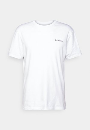 Camiseta de algodón blanca de manga corta, con cuello redondo y un pequeño logotipo negro de Columbia en el lado izquierdo del pecho. Diseño suave y sencillo.