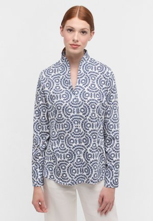 Hvid bluse med et marineblåt blomsterdesign, struktureret krave, lange ærmer og lige kant, lavet af letvægtsstof.