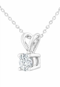 Collar con colgante de plata que presenta una gema redonda y clara en un engaste de garras, acentuado por lazos entrelazados en la parte superior.