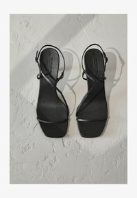 Unselected, black