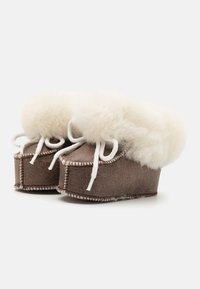 Shepherd GÄVLE UNISEX - Tøfler - oiled antique