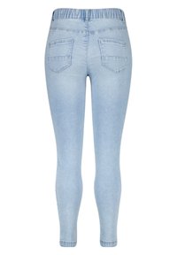 Jeggings bleu clair avec une taille élastique, deux poches arrière, coupe ajustée et texture en denim lisse, conçus pour l'élasticité et le confort.