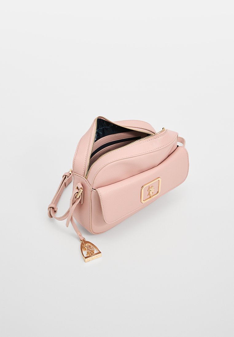 Borsa a tracolla in pelle rosa chiaro con chiusura a zip, accessori in tonalità oro e un ciondolo decorativo. Presenta un esterno testurizzato e un ampio interno.