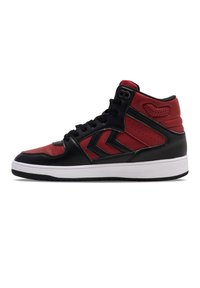 High-top sneakers i sort læder med røde accenter, perforerede detaljer og en hvid gummisål. Chevron-design på siden.