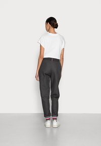 Tommy Hilfiger RELAXED LUREX JOGGER PANT - Calças de fato de treino - dark grey heather