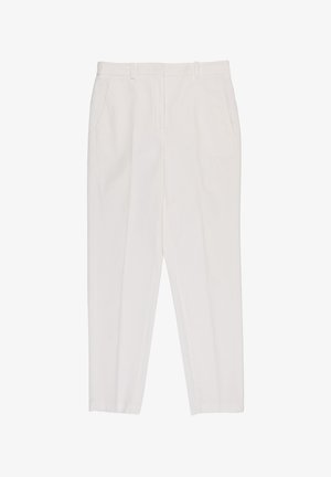 Pantalones blancos a medida con trabillas para cinturón, bolsillos delanteros y una raya central en cada pierna, colocados planos sobre un fondo blanco.