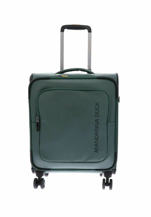 Grüner weicher Koffer mit vier Spinner-Rollen, Teleskopgriff, vorderer Reißverschlusstasche und "Mandarina Duck" Logo auf der Frontplatte.
