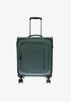 Groene zachte koffer met vier spinnerwielen, telescopische handgreep, voorvak met rits en "Mandarina Duck" logo op het voorpaneel.