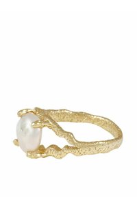 Ring i guldton med en strukturerad, vågig band. Detta smycke har en oval vit pärla som hålls av kloliknande detaljer, vilket skapar en unik design.