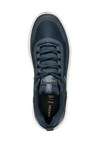 Zapatilla de deporte azul marino con una parte superior de malla texturizada y cuero liso. Presenta una suela acolchada y puntera redondeada. Diseño con cordones y acentos de logo.