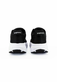 Svarta träningsskor med en texturerad ovandel, vit mellansula och svart yttersula. Har en bakre logotagg och formad häl för stöd.