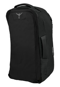 Zaino da viaggio nero con forma rettangolare, realizzato in tessuto resistente, dotato di maniglia superiore, cinghie di compressione laterali e un logo.