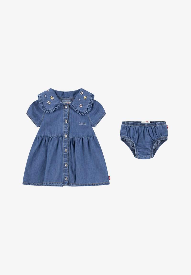 Denimska obleka s kratkimi rokavi, nabranim ovratnikom, vezenimi rožami in gumbnim zapiranjem spredaj. Ujemajoče se denimske hlačke z elastičnim pasom.