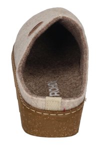 Smilga vilnas slaidu apavi ar mīkstu iekšpusi, noapaļotu purngalu un gaišu zoli. Ieguvums ir izteikta logo izšūšana uz papēža un teksturēta auduma virsma.