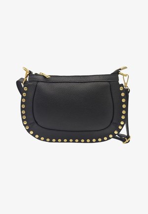 Sac en cuir noir porté en bandoulière, orné de clous dorés formant un contour sur le devant, avec une fermeture éclair et des fermoirs en métal doré.