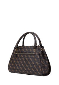 Sac à main noir avec motif de logo doré, comportant deux poignées supérieures, une poche avant zippée et une finition en cuir texturé.