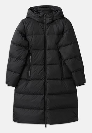 Abrigo de plumas negro con capucha, con un diseño acolchado, dos bolsillos laterales con cremallera y un cierre de cremallera de longitud completa. Textura suave.