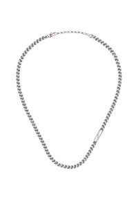 Collana in argento con maglie intrecciate, un accento rettangolare piatto e una chiusura con un dettaglio rosso. Finitura liscia e metallica.