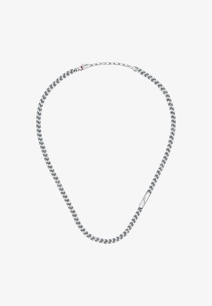 Collana in argento con maglie intrecciate, un accento rettangolare piatto e una chiusura con un dettaglio rosso. Finitura liscia e metallica.
