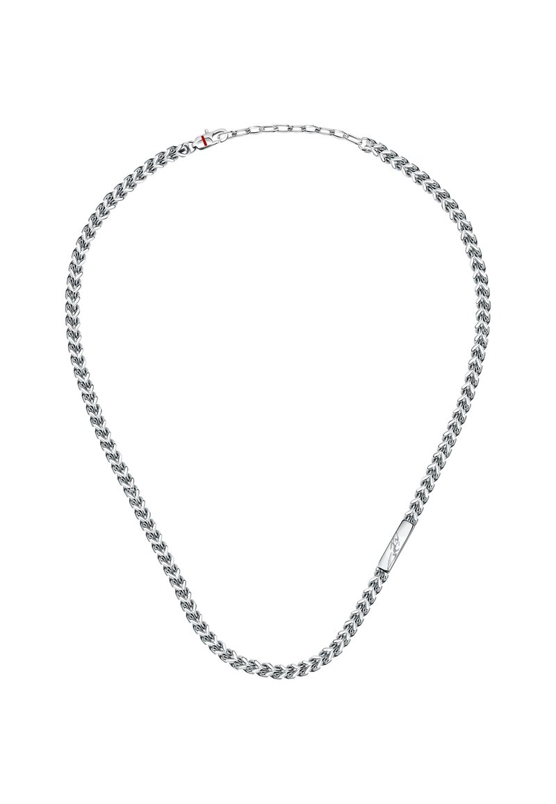 Collana in argento con maglie intrecciate, un accento rettangolare piatto e una chiusura con un dettaglio rosso. Finitura liscia e metallica.