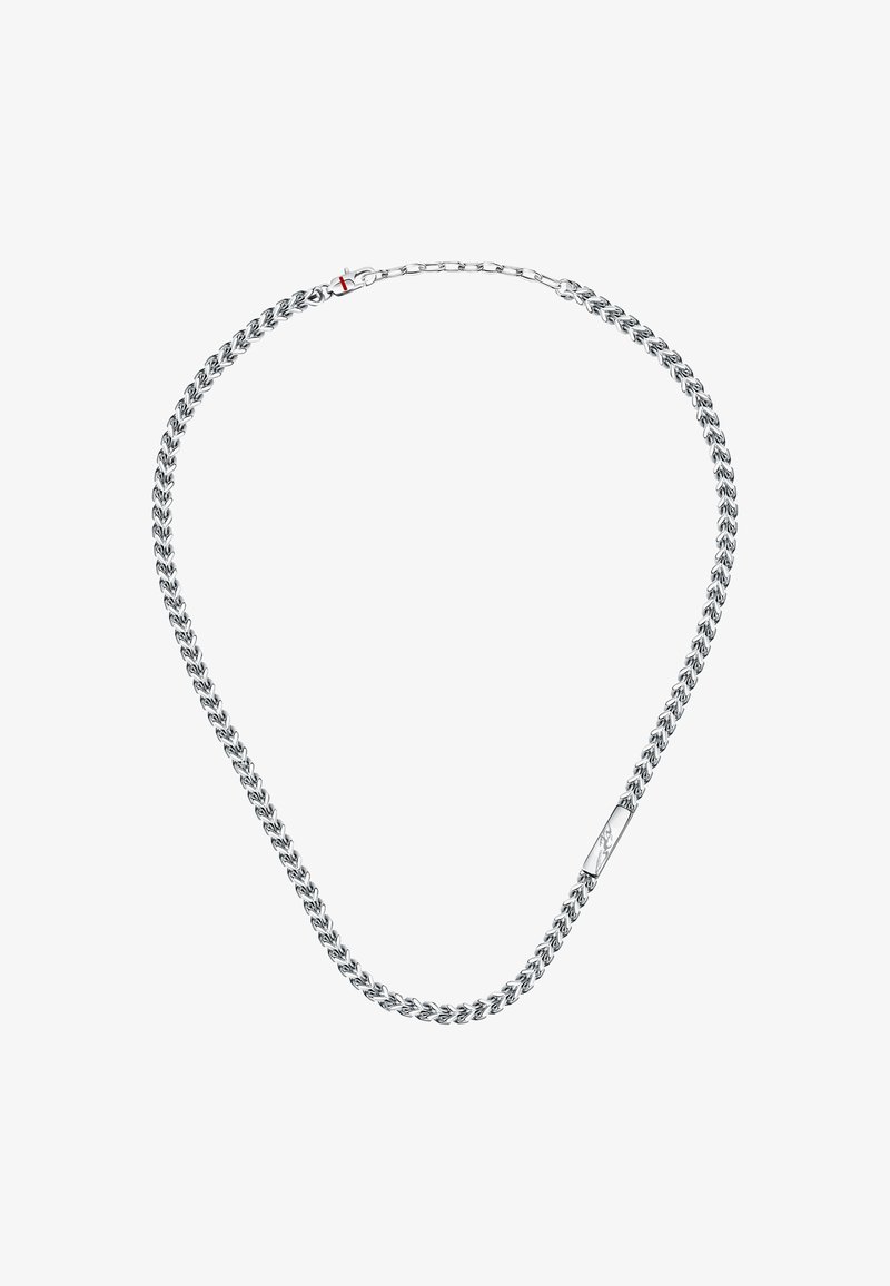 Collana in argento con maglie intrecciate, un accento rettangolare piatto e una chiusura con un dettaglio rosso. Finitura liscia e metallica.