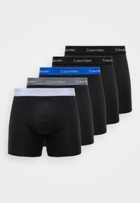 Päť párov boxerských šortiek v čiernej, námořníckej modrej, sivej a bielej farbe, s elastickým pásom s brandingom Calvin Klein. Vyrobené z jemnej látky.