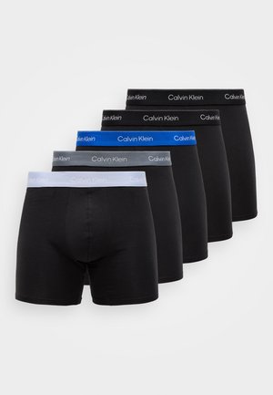 Pet par bokseric v črni, mornarsko modri, sivi in beli barvi, z elastiko z blagovno znamko Calvin Klein. Narejeni so iz mehkega materiala.
