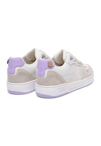 Weißes und hellgraues Sneakers mit helllila Akzenten, aus Wildleder und Leder, mit strukturierten Paneelen und einem runden Logo-Button an der Ferse.