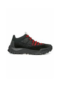 Scarpe da trekking nere con lacci rossi, realizzate in un mix di pelle scamosciata e materiali sintetici, suola resistente e collo imbottito per supporto.