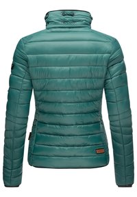 Geacă puf cu nuanță teal, cu un model cusut orizontal, guler înalt, decolteu cu șnur reglabil și buzunare laterale cu logo din piele.