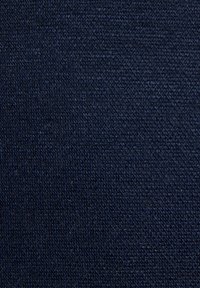 Granatowy materiał o drobnym, teksturowanym splocie. Tkanina wykazuje subtelny wzór, zapewniając miękkie, trwałe wykończenie odpowiednie do różnych zastosowań.