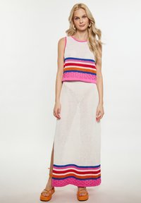 Rochie maxi din croșetat, cu o bază albă și dungi orizontale multicolore, detalii roz, fante laterale și finisaje roz la tiv.
