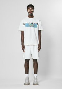 9N1M SENSE - ESSENTIAL MESH - Shorts - offwhite Miniatyrbild 1