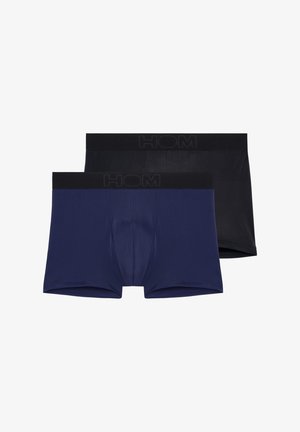 Zwei Paare Herren-Boxershorts: eine marineblaue und eine schwarze, beide mit breiten schwarzen elastischen Taillenbändern, auf denen das Markenzeichen "HOM" eingeprägt ist.