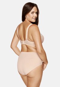 Beżowy zestaw biustonosza i majtek wysokiej talii, z regulowanymi ramiączkami, koronkowymi detalami na biustonoszu oraz gładką teksturą z minimalnymi szwami.