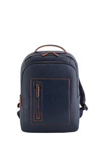 Mochila de cuero navy con detalles en naranja. Presenta una forma rectangular, asa superior, bolsillo frontal con cremallera y correas traseras acolchadas.