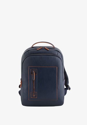Mochila de cuero navy con detalles en naranja. Presenta una forma rectangular, asa superior, bolsillo frontal con cremallera y correas traseras acolchadas.