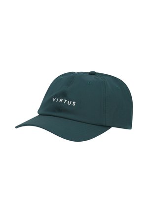 Vaaleaihoinen ja sinisilmäinen nuori mies, jolla on päässään tummanvihreä lippalakki, jossa lukee "VIRTUS", sekä musta pyöreäkauluksinen paita.