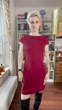 Czerwona, krótka sukienka z krótkim rękawem o dopasowanej sylwetce i gładkiej teksturze. Posiada dekolt łódkowy oraz długość powyżej kolan.