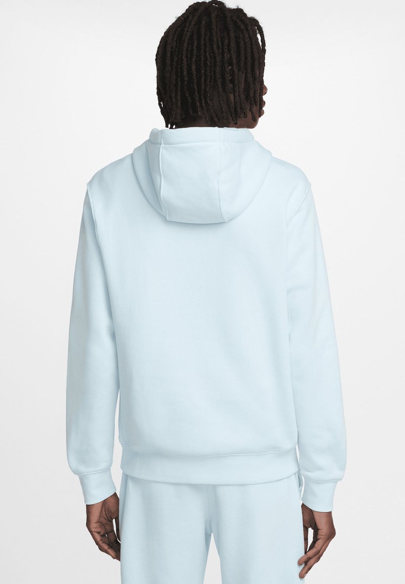 Sudadera azul claro con dobladillo y puños acanalados, que presenta una capucha clásica y un corte relajado. Textura suave, diseño simple y mínimas detalles.