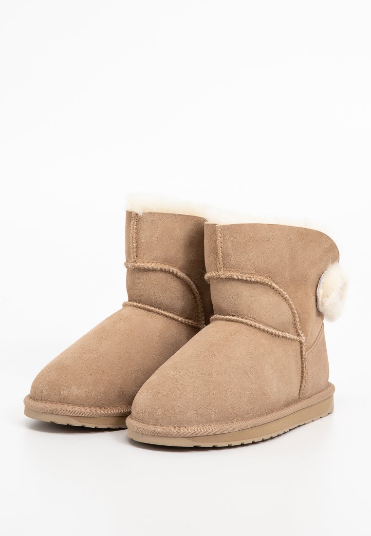 Brązowe zamszowe botki za kostkę z miękkim futerkiem w środku i okrągłym noskiem. Zawierają dekoracyjne przeszycia oraz mały pompon z boku.