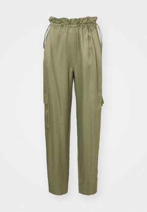 Pantalones cargo verde oliva con cintura elástica ajustable y piernas taperadas, además de un bolsillo lateral de parche. Tela suave con un acabado mate.
