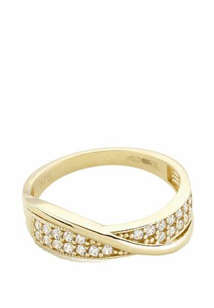 Anello d'oro con un design attorcigliato, con una fila di piccole pietre trasparenti lungo un lato, texture liscia e finitura lucida.