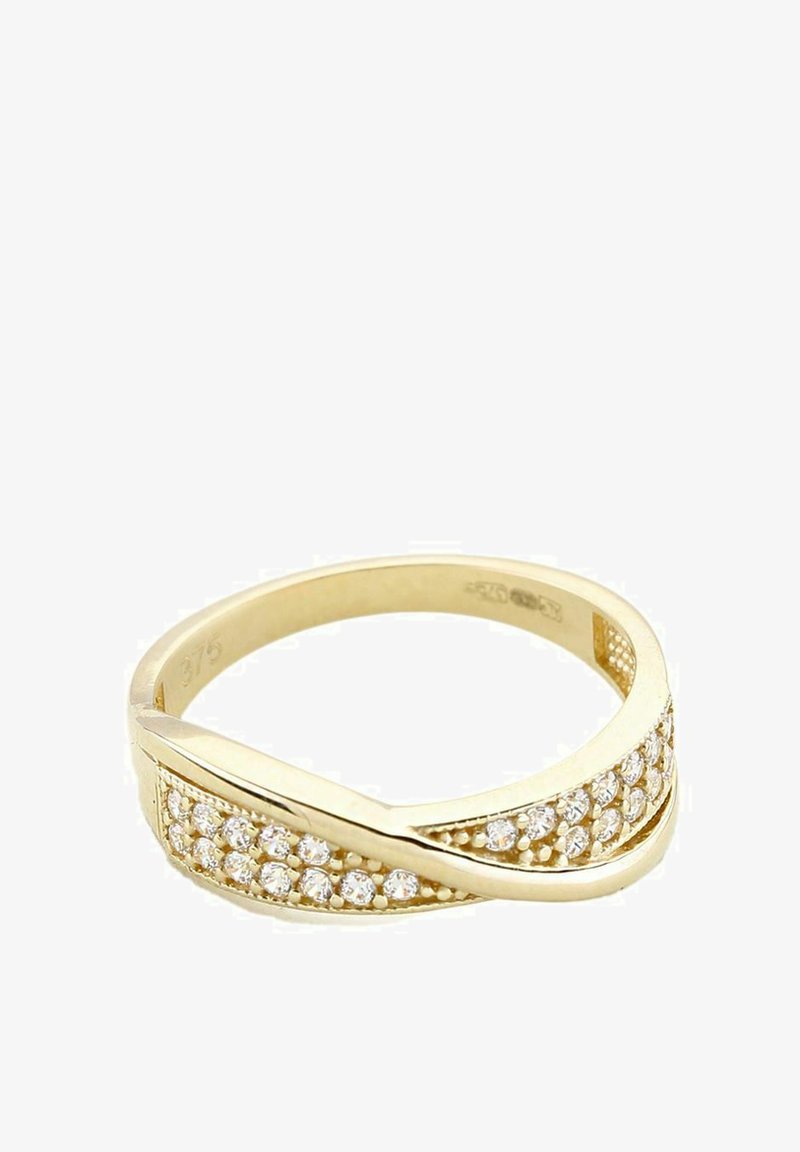 Zlatý prsteň so skrúteným dizajnom, na jednej strane so radom malých čírych kameňov, hladký povrch a lesklý dokončenie.