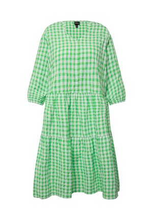 Vestido de cuadros verdes y blancos con escote en V, mangas de tres cuartos y falda en niveles. Hecho de tela ligera, con un corte holgado.